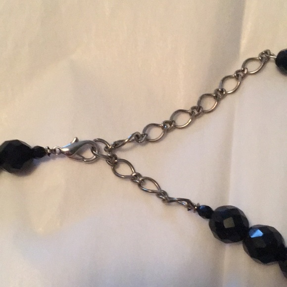 Vintage beaded necklace with red and black faceted beads and silvertone accents. - Picture 9 of 10